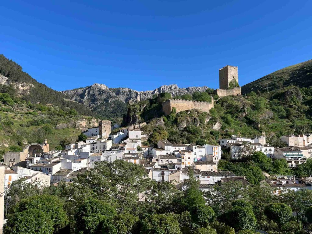 View from Balcón de Zabaleta in Cazorla. You can see Castillo de la Yedra and the ruins of Santa María de Gracia church.